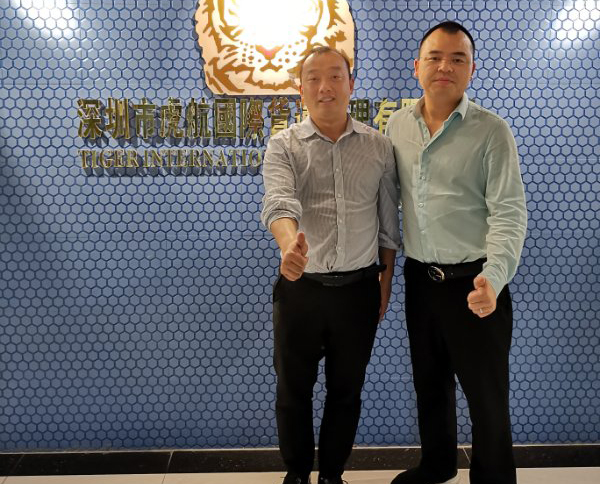 深圳市某貨運(yùn)代理公司運(yùn)輸香港合作圓滿完成，合影留念