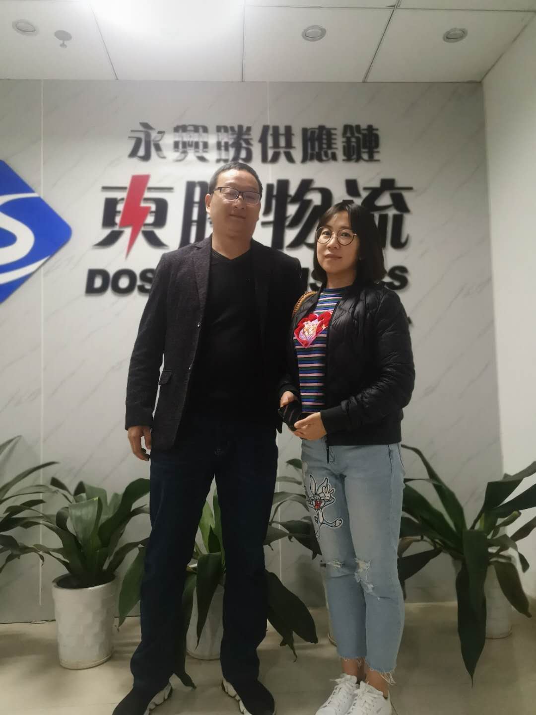 浙江某貨運公司運輸香港圓滿完成！客戶合影留念