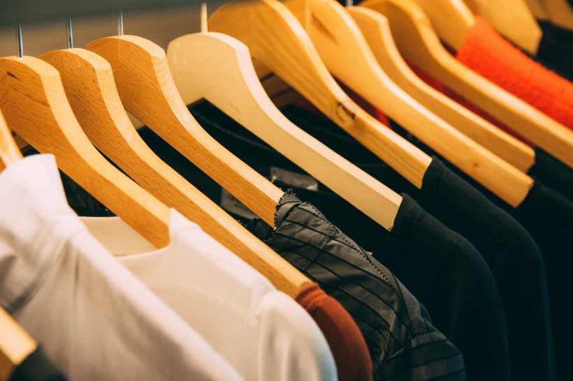 服裝布料進(jìn)出口，服裝運(yùn)輸?shù)较愀?，服裝發(fā)貨到香港