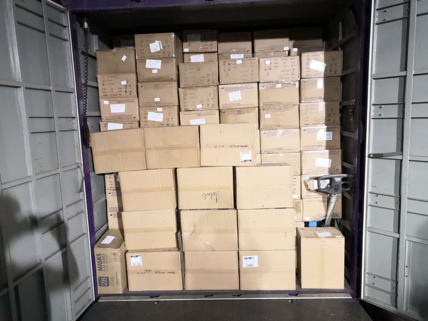 防護物資出口運輸；口罩裝車運輸?shù)较愀郯咐龍D